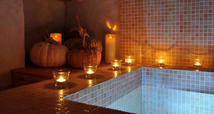 Gîte "L'Abloux" du Ris de Feu de 160 ha avec Piscine chauffée, Spa et Sauna