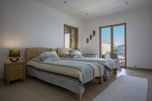 2 chambres, coffre-fort, fer et planche à repasser