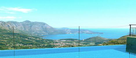 Una piscina al aire libre, una piscina climatizada