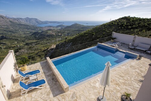 Luxury Apartment Goja with heated infinity pool and Jacuzzi- near Dubrovnik