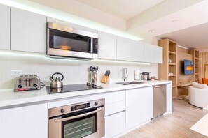 Geladeira, micro-ondas, fogão, cooktop