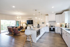 Fridge, microwave, oven, stovetop - 36 🛌 BEDS | 🏡 🏡  🏡 3 SIDE BY SIDE | LARGE ​🎉 CELEBRATIONS (Nashville)