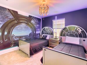 5 Schlafzimmer, Schreibtisch, Bügeleisen/Bügelbrett, Reisekinderbett