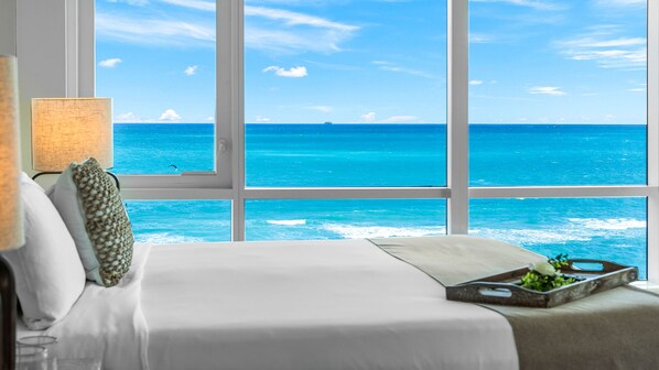 2 slaapkamers, een bureau, een strijkplank/strijkijzer, reisbedje