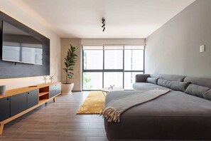 TV, offices - w* | Vibrant  2BR in Parque España (Ciudad de México)