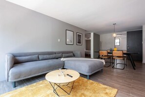 TV, offices - w* | Vibrant  2BR in Parque España (Ciudad de México)