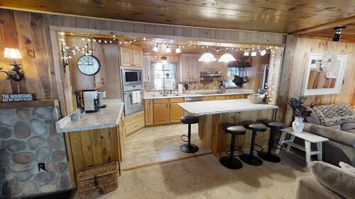 Ridgeview Lodge - In Town - Jacuzzi Bathtub - Fenced Yard