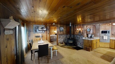 Ridgeview Lodge Deluxe - In Town - Jacuzzi Tub