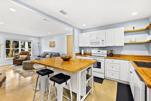 Fridge, microwave, oven, stovetop - Paradise Palms - Flamingo Suite - Heated Pool! (St. Augustine)