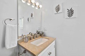 Douche, sèche-cheveux, serviettes fournies, shampoing