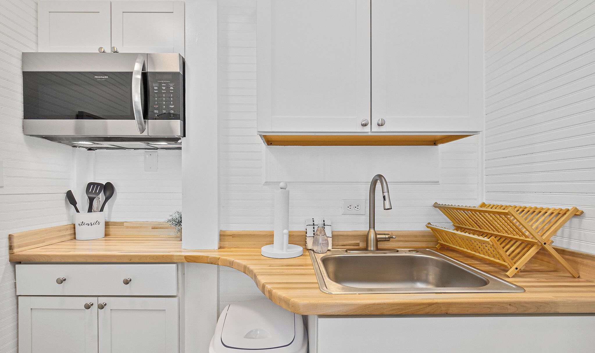 Réfrigérateur, micro-ondes, cafetière/bouilloire, grille-pain