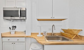 冰箱、微波炉、茶具/咖啡用具、烤面包机