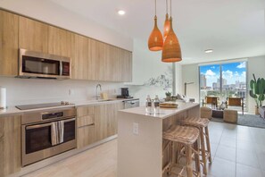 Fridge, microwave, oven, stovetop - One Bedroom Condo King Bed With City Views (Miami)