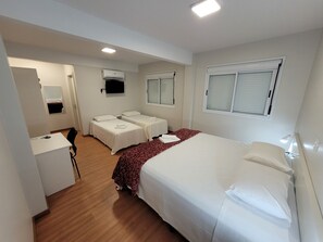 Habitación cuádruple superior | Escritorio y wifi gratis