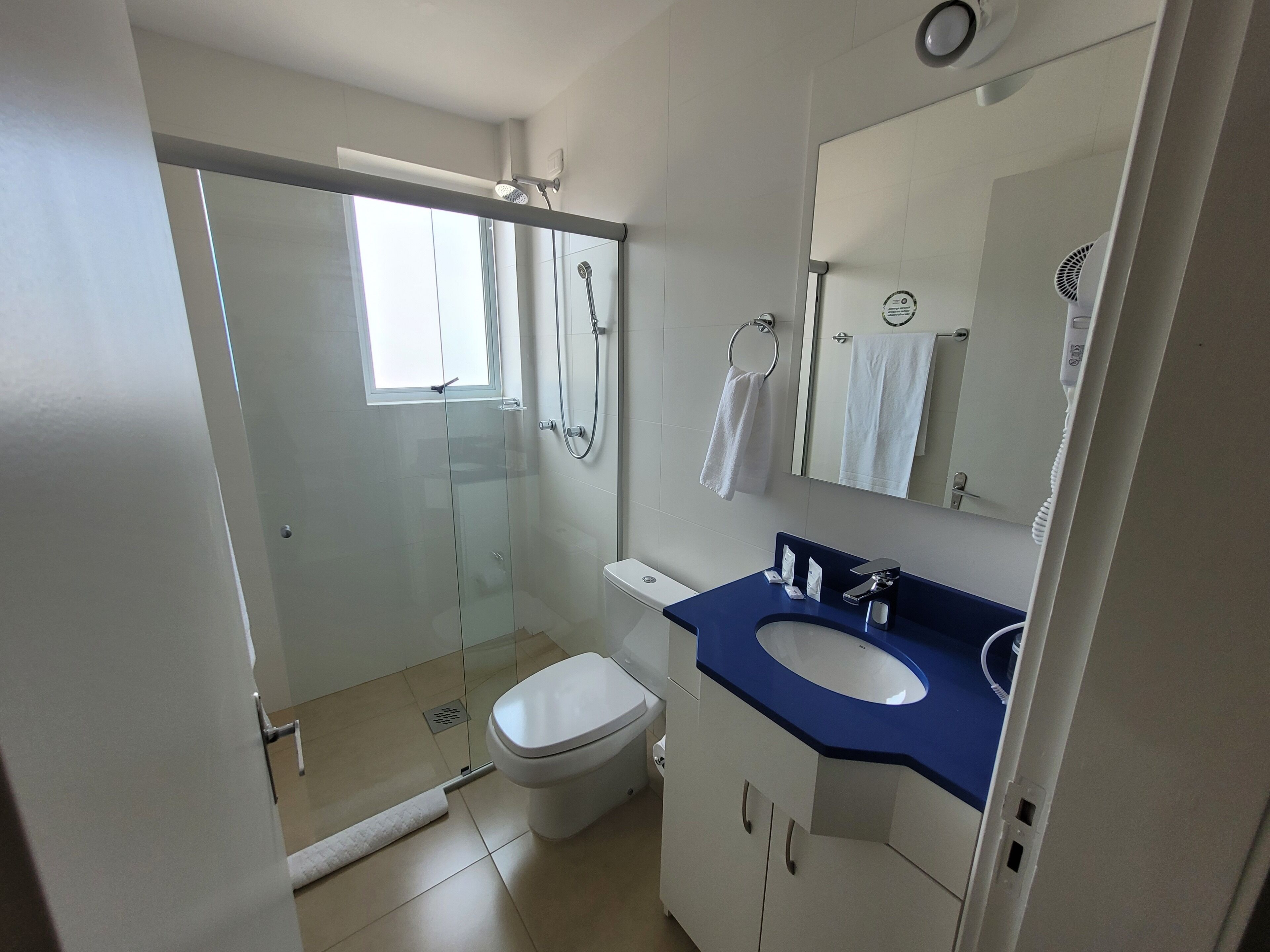 Standard Twin Room, 2 Twin Beds | Bathroom