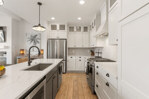 Fridge, microwave, oven, stovetop - Persian Palms: Desert Color Lagoon + Beaches (St George)