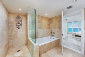 Een douche, een haardroger, handdoeken, zeep