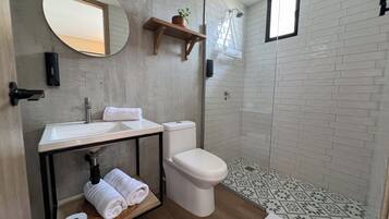 Appartement Supérieur | Salle de bain | Serviettes fournies, savon