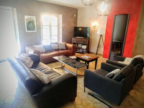 Smart TV, fireplace, DVD player, table football