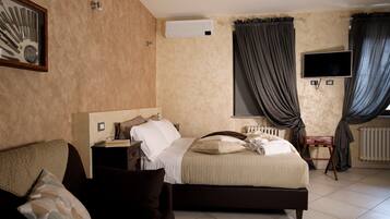 1 camera, una scrivania, ferro/asse da stiro, culla da viaggio