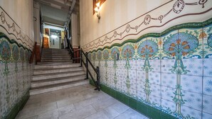 Eine Treppe mit aufwendigen Fliesenmustern und einer Handläufe.