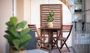 Outdoor dining - Four bedroom new apartment in Diputació (Barcelona)