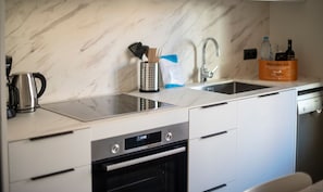 Geladeira, micro-ondas, fogão, lava-louças