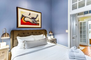 2 bedrooms, iron/ironing board, free WiFi, bed sheets - Perfect Getaway Walking Distance to Everything w/ Parking by Lucky Savannah (Savannah)