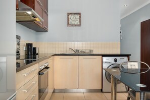 Fridge, microwave, oven, stovetop - Modern | Central City | Suite | Super Fast Wifi (Cape Town)