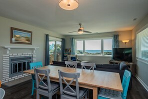 Televisión, reproductor de DVD y libros 