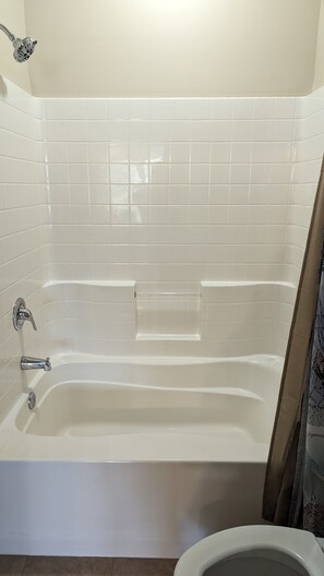Ensemble baignoire-douche, séchoir à cheveux, serviettes fournies, savon