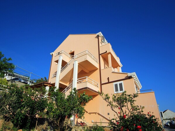 Huoneisto (Two bedroom apartment with balcony an) | Ulkopuoli