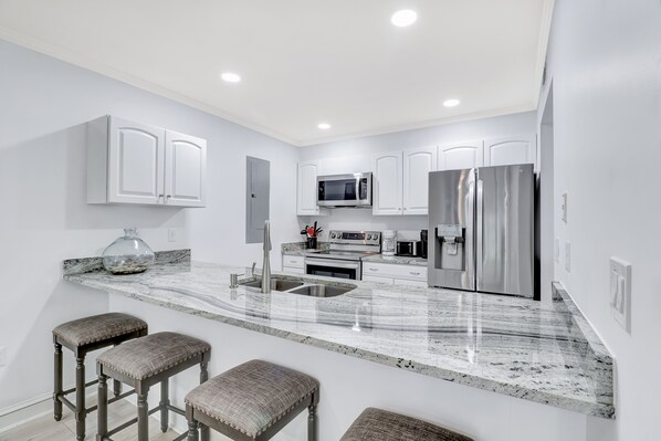 Refrigerador, microondas, horno y parrilla de estufa 