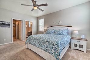 3 bedrooms, desk, iron/ironing board, Internet - Dreamy Windsor Home with Grill ~ 3 Miles to Lake! (Windsor)
