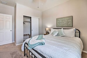 3 habitaciones, escritorio y tabla de planchar con plancha 