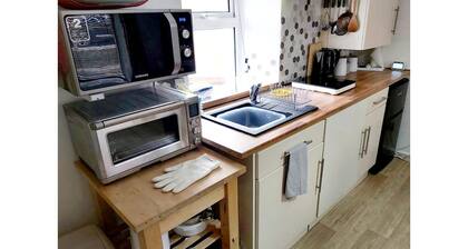 Self contained cosy cottage, backs onto taff trail