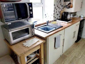 Een koelkast, een magnetron, een oven, een kookplaat