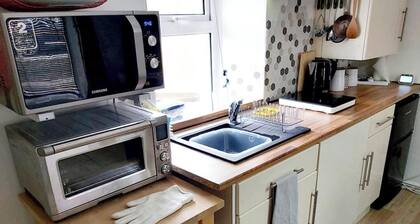 Self contained cosy cottage, backs onto taff trail
