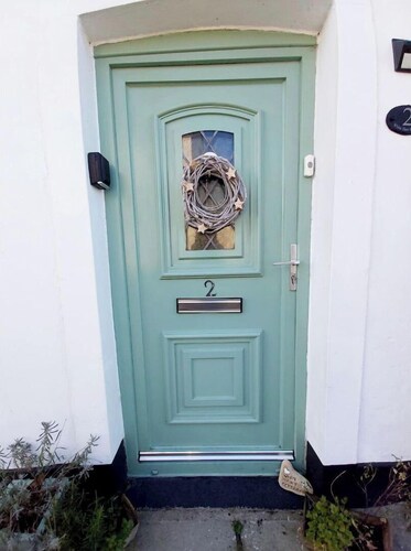 Self contained cosy cottage, backs onto taff trail