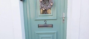 Self contained cosy cottage, backs onto taff trail