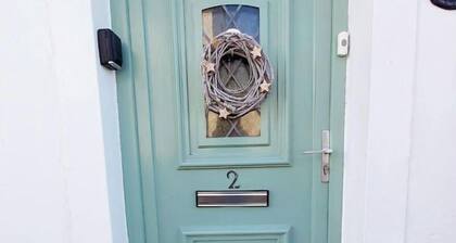 Self contained cosy cottage, backs onto taff trail