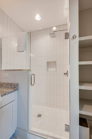 Bathtub, hair dryer, towels, shampoo