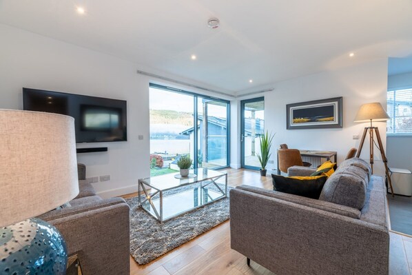 アパートメント クイーンベッド 1 台 | リビングルーム | 30 インチのテレビ (ケーブル放送視聴可)