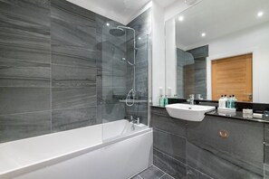 アパートメント クイーンベッド 1 台 | バスルーム | シャワー付き浴槽、深めの浴槽、バスアメニティ (無料)、ヘアドライヤー