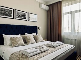 Ropa de cama de alta calidad, colchones con efecto memoria y minibar 