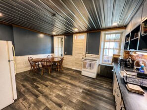 冷蔵庫、電子レンジ、オーブン、コンロ