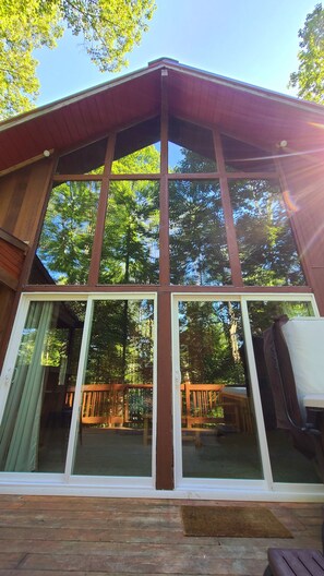 Terrace/patio - Hocking Hills secluded Mayapple Cabin - 8 miles from Cantwell Cliffs! ~Hot Tub~ (Rockbridge)