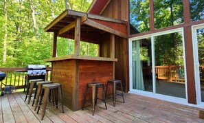 Outdoor dining - Hocking Hills secluded Mayapple Cabin - 8 miles from Cantwell Cliffs! ~Hot Tub~ (Rockbridge)