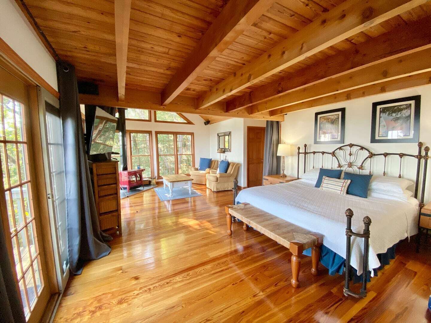 4 bedrooms, desk, iron/ironing board, travel crib