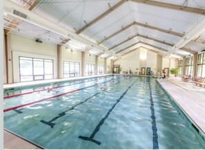 Inomhuspool och utomhuspool